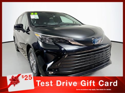 Used 2025 Toyota Sienna XLE FWD image 1