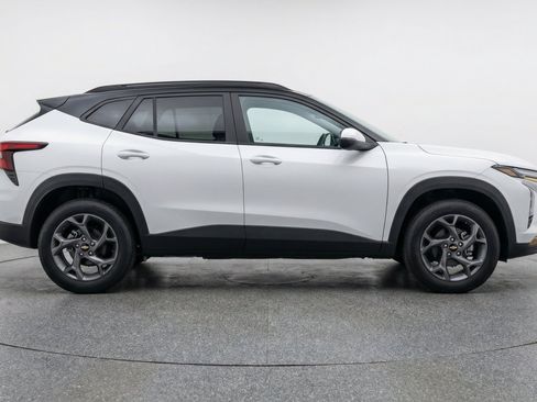 Used 2025 Chevrolet Trax LT FWD image 11