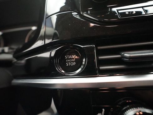 Certified 2025 Nissan Pathfinder SL w/ Black Appearance Package AWD/4WD image 32