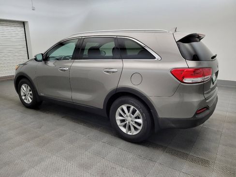 Used 2017 Kia Sorento LX w/ LX Convenience Package image 3