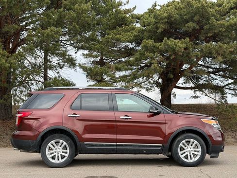 Used 2015 Ford Explorer XLT w/ Equipment Group 202A image 2