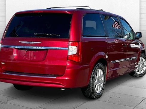 Used 2016 Chrysler Town & Country Touring image 11