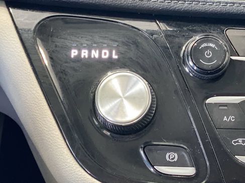 Used 2018 Chrysler Pacifica Limited image 23