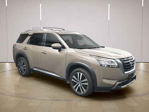 Certified 2024 Nissan Pathfinder Platinum FWD image 1