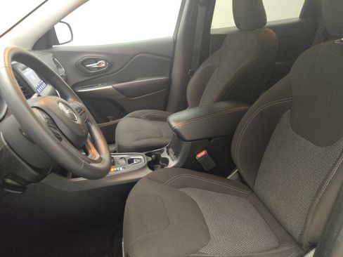 Used 2021 Jeep Cherokee Latitude FWD image 17