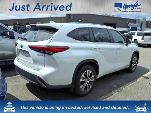 Used 2023 Toyota Highlander Bronze Edition image 3