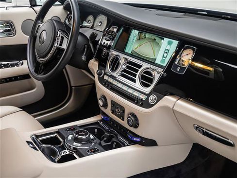 Used 2016 Rolls-Royce Wraith image 31