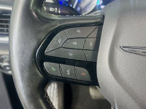 Used 2021 Chrysler Pacifica Touring w/ Uconnect Theater Family Group FWD image 17