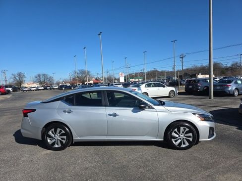Used 2024 Nissan Altima 2.5 S image 3