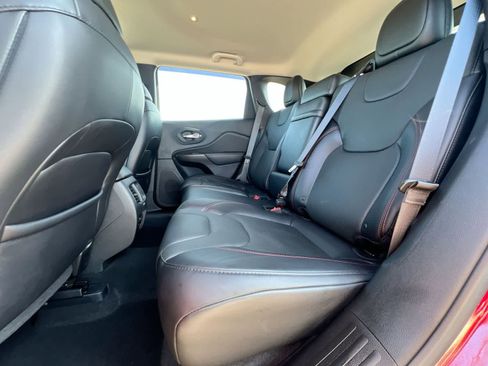 Used 2019 Jeep Cherokee Trailhawk AWD/4WD image 19
