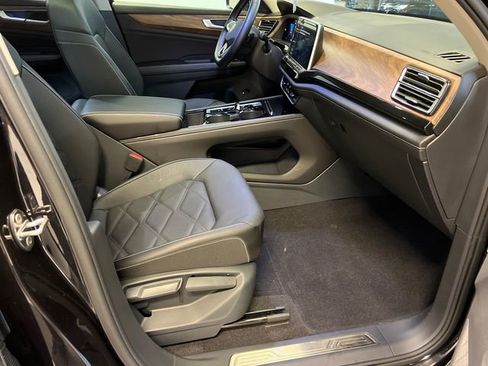 Certified 2025 Volkswagen Atlas SE FWD image 11