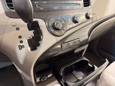 Used 2012 Toyota Sienna LE FWD image 18
