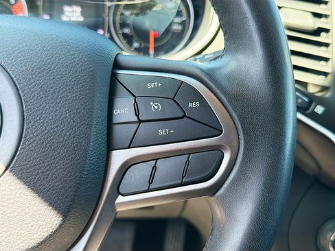 Used 2020 Jeep Cherokee Latitude Plus image 36