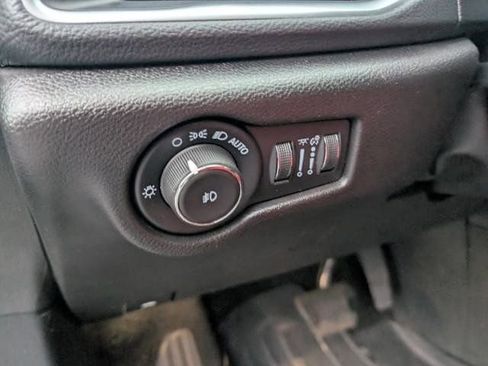 Used 2021 Chrysler Pacifica Limited w/ Uconnect Theater Family Group image 17