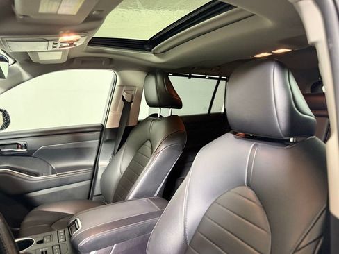 Used 2021 Toyota Highlander XLE AWD/4WD image 18