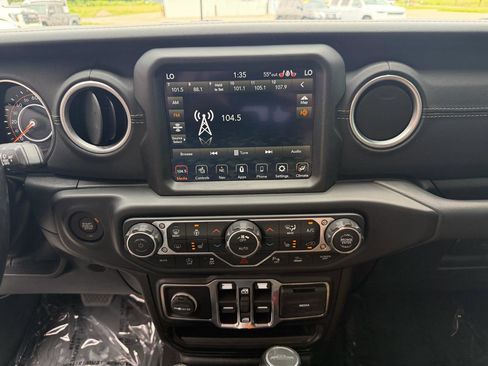 Used 2021 Jeep Gladiator Overland w/ Popular Equipment Package AWD/4WD image 28