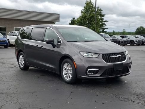 Used 2023 Chrysler Pacifica Touring-L FWD image 2