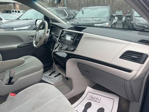 Used 2013 Toyota Sienna L image 19