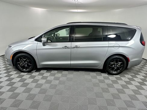 Used 2019 Chrysler Pacifica Touring-L w/ S Appearance Package FWD image 2