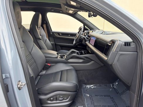 Used 2024 Porsche Cayenne Turbo AWD/4WD image 16