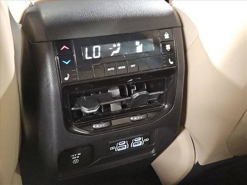 Used 2023 Jeep Grand Cherokee L Limited AWD/4WD image 17