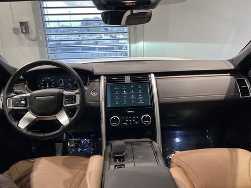 Used 2024 Land Rover Discovery Dynamic SE image 30