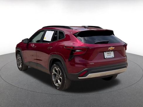 Used 2025 Chevrolet Trax LT FWD image 9