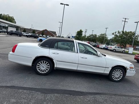 Used 2005 Lincoln Town Car Signature Limited RWD image 18