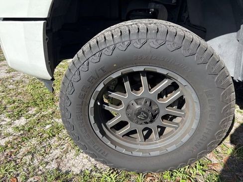 Used 2021 Nissan Titan SV w/ SV Convenience Package image 2