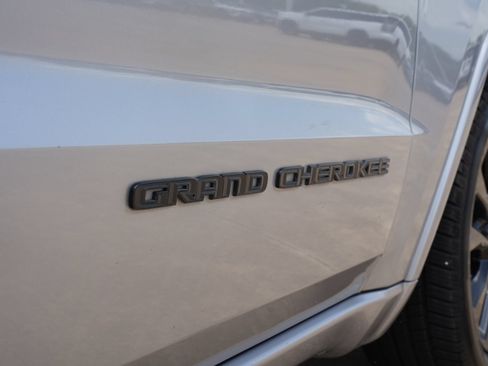 Used 2019 Jeep Grand Cherokee Altitude RWD image 20