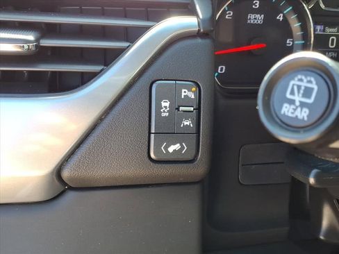 Used 2019 Chevrolet Suburban LT image 25