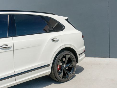 Used 2023 Bentley Bentayga image 25