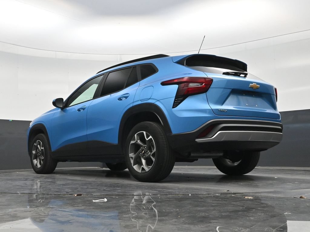 Used 2025 Chevrolet Trax LT w/ LT Convenience Package FWD image 21
