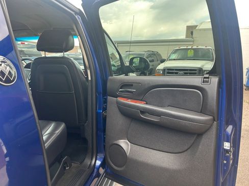 Used 2013 Chevrolet Avalanche LT image 41