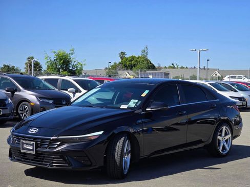Used 2025 Hyundai Elantra Limited FWD image 3
