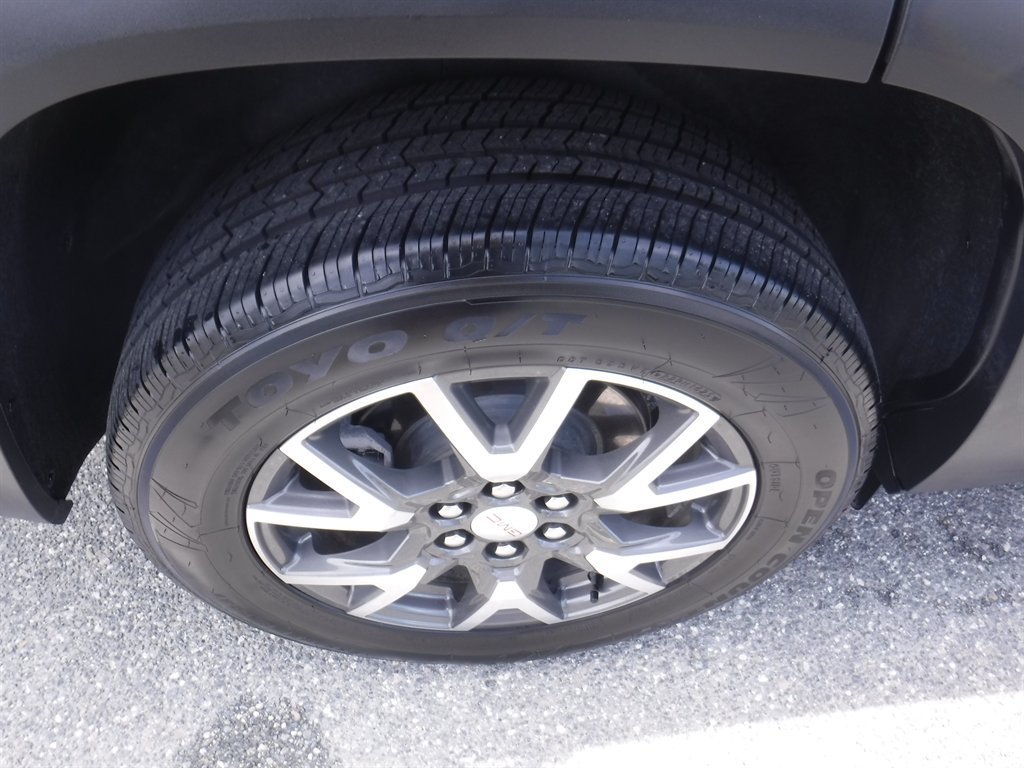 Used 2022 GMC Acadia SLE w/ LPO, Floor Liner Package FWD image 4