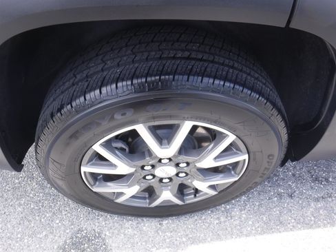 Used 2022 GMC Acadia SLE w/ LPO, Floor Liner Package FWD image 4