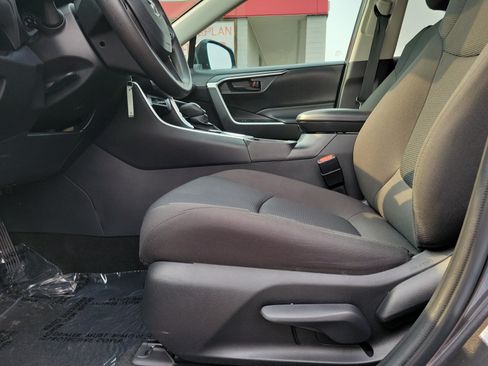 Used 2022 Toyota RAV4 LE AWD/4WD image 16