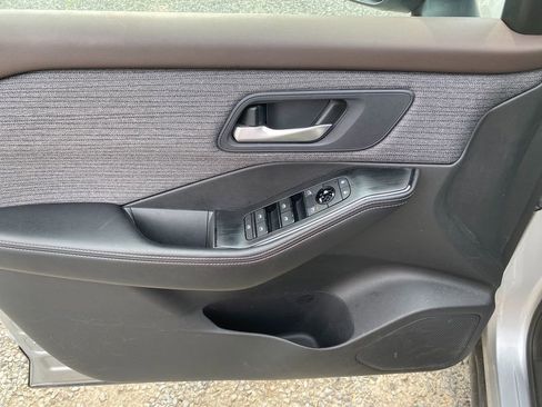 Used 2023 Nissan Rogue SV image 11