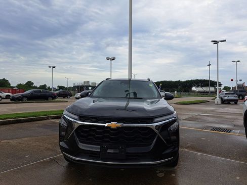 Used 2024 Chevrolet Trax LT FWD image 2