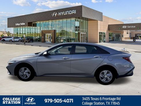 New 2026 Hyundai Elantra SE FWD image 3