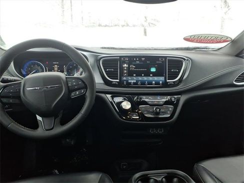 Used 2023 Chrysler Pacifica Touring-L w/ S Appearance Package image 11