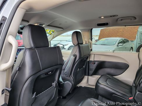 Used 2024 Chrysler Pacifica Touring-L image 12