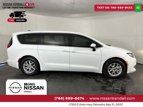 Used 2023 Chrysler Voyager LX image 13