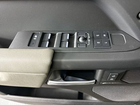 Used 2025 Land Rover Defender 110 S image 19