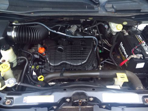 Used 2011 Chrysler Town & Country Touring FWD image 27