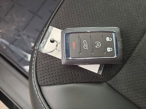 New 2025 Jeep Grand Cherokee Altitude image 28