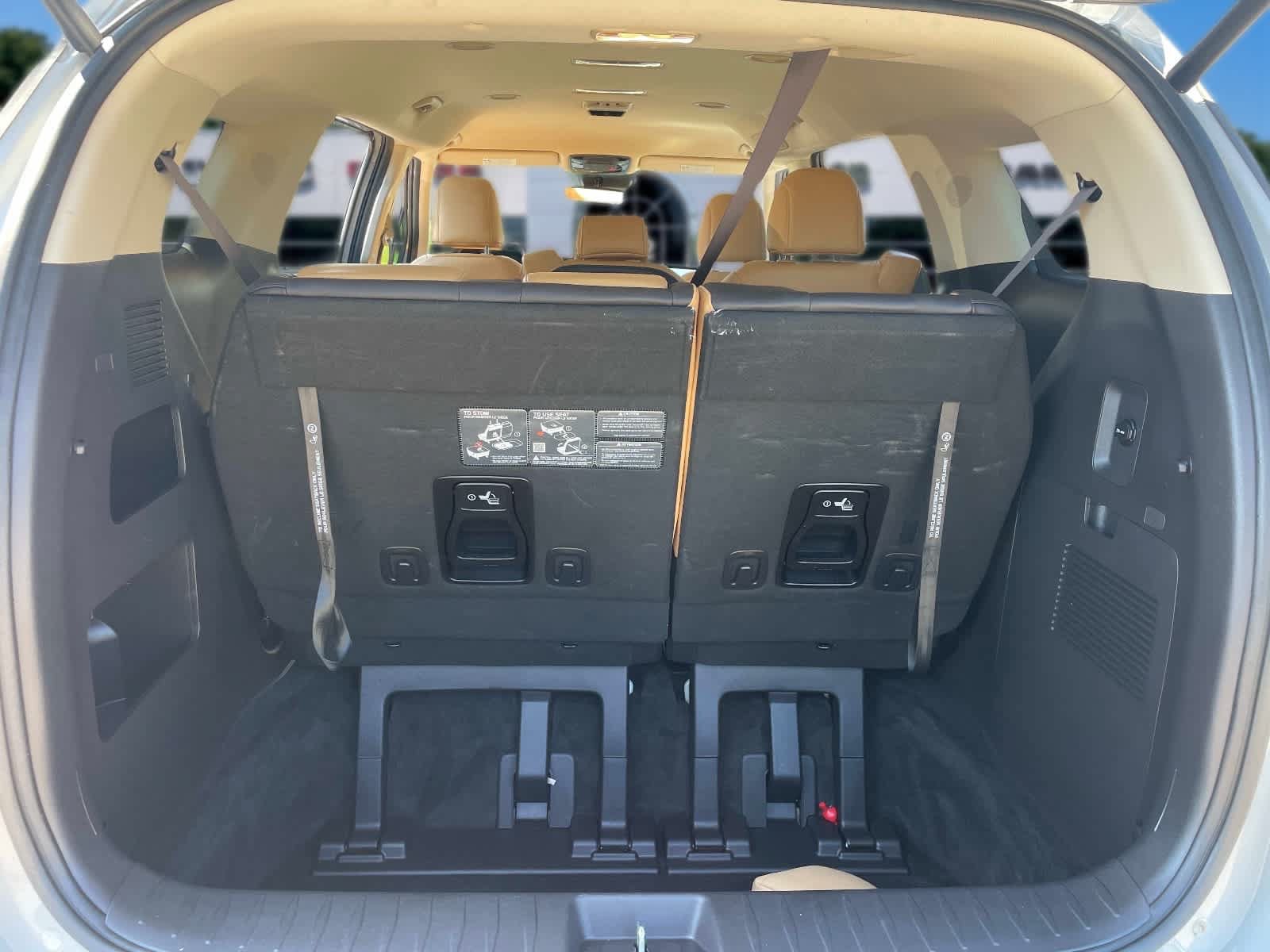 Used 2024 Kia Carnival EX FWD image 6