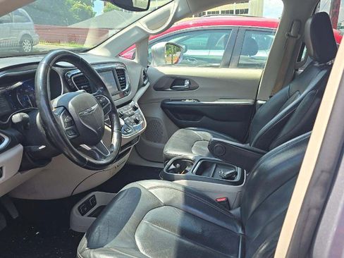 Used 2020 Chrysler Pacifica Touring-L FWD image 3