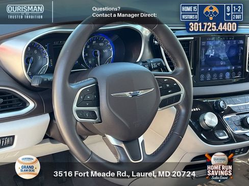 Used 2017 Chrysler Pacifica Touring-L w/ Tire & Wheel Group FWD image 9